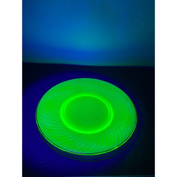 Anchor Hocking 8 Inch Spiral Pattern Green Uranium Depression Glass Plate Gold B - Picture 2 of 7